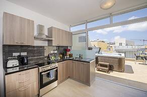 Summer Breeze Penthouse with large Terrace and Hot Tub by Getaways Mal