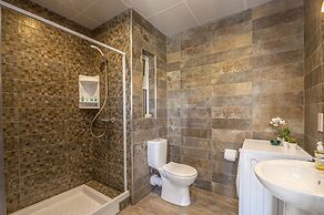 Summer Breeze Penthouse with large Terrace and Hot Tub by Getaways Mal