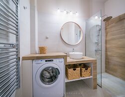 Brand new apartment touching Acropolis