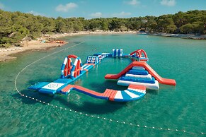 Pine Beach Pakostane Glamping Homes - All Inclusive light