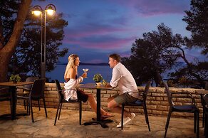 Pine Beach Pakostane Glamping Homes - All Inclusive light