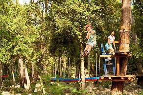 Pine Beach Pakostane Glamping Homes - All Inclusive light
