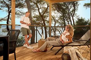 Pine Beach Pakostane Glamping Homes - All Inclusive light