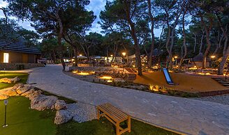 Pine Beach Pakostane Glamping Homes - All Inclusive light