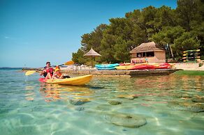 Pine Beach Pakostane Glamping Homes - All Inclusive light