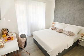 Rose Gold Rooms & Studio With Balcony