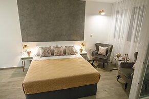 Rose Gold Rooms & Studio With Balcony