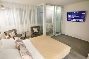 Rose Gold Rooms & Studio With Balcony