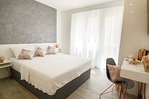 Rose Gold Rooms & Studio With Balcony