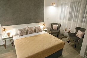 Rose Gold Rooms & Studio With Balcony