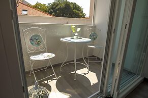 Rose Gold Rooms & Studio With Balcony