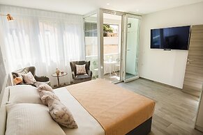 Rose Gold Rooms & Studio With Balcony