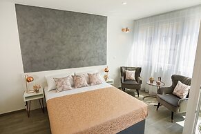 Rose Gold Rooms & Studio With Balcony