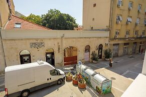 Rose Gold Rooms & Studio With Balcony