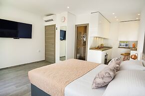 Rose Gold Rooms & Studio With Balcony