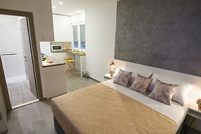 Rose Gold Rooms & Studio With Balcony