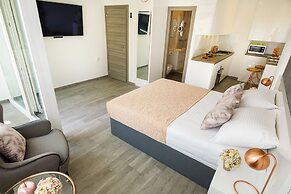 Rose Gold Rooms & Studio With Balcony