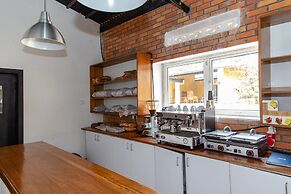 La Villa Cafe & Suites