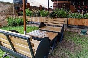 La Villa Cafe & Suites