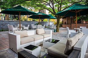 La Villa Cafe & Suites