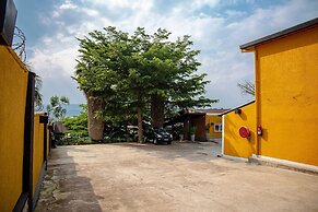 La Villa Cafe & Suites