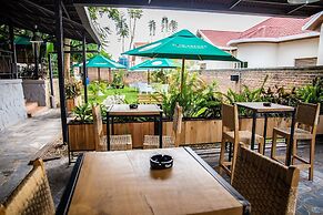 La Villa Cafe & Suites