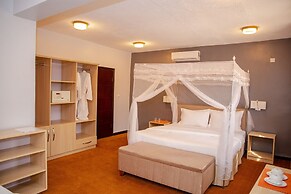 La Villa Cafe & Suites