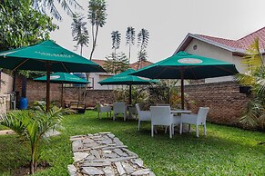 La Villa Cafe & Suites