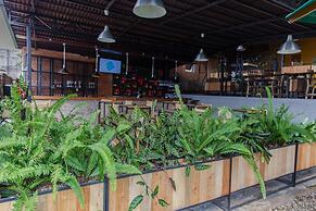 La Villa Cafe & Suites