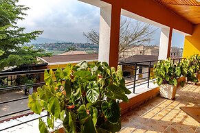 La Villa Cafe & Suites