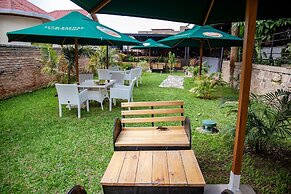 La Villa Cafe & Suites