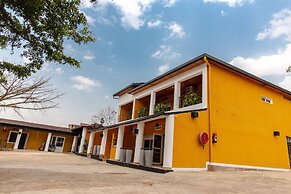 La Villa Cafe & Suites