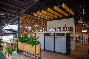 La Villa Cafe & Suites