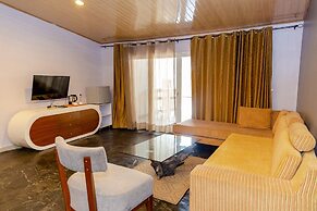 La Villa Cafe & Suites