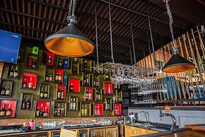 La Villa Cafe & Suites