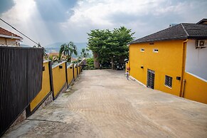 La Villa Cafe & Suites