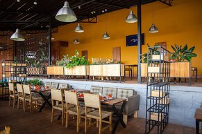 La Villa Cafe & Suites