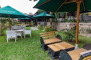 La Villa Cafe & Suites