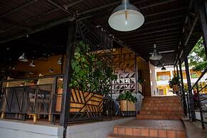 La Villa Cafe & Suites