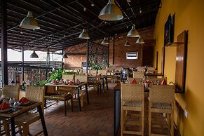 La Villa Cafe & Suites