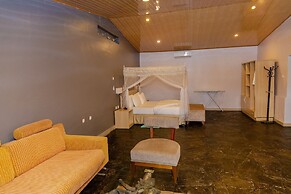 La Villa Cafe & Suites