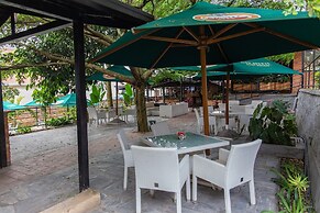 La Villa Cafe & Suites