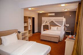 La Villa Cafe & Suites