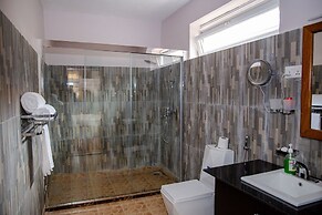 La Villa Cafe & Suites