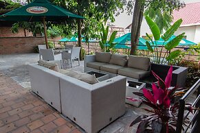 La Villa Cafe & Suites