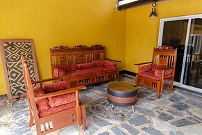 La Villa Cafe & Suites