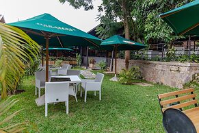 La Villa Cafe & Suites