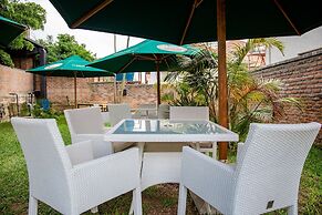 La Villa Cafe & Suites