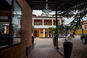 La Villa Cafe & Suites