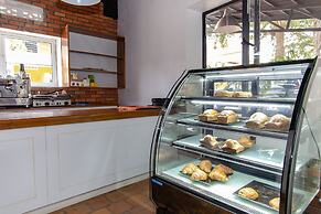 La Villa Cafe & Suites